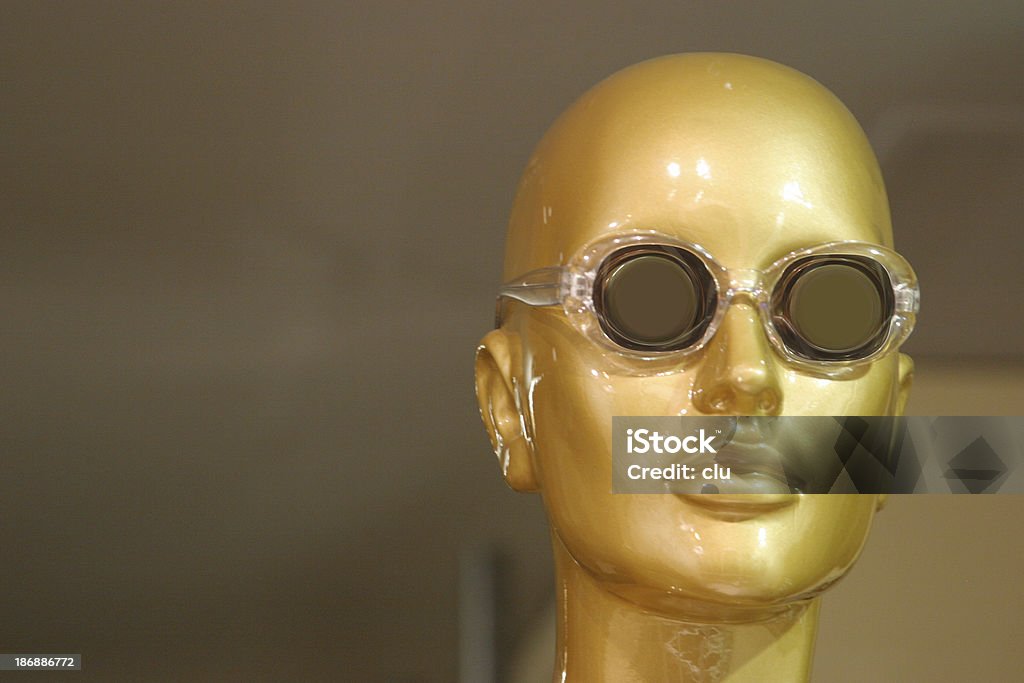 Strange golden vitrine dummy head - Photo de Affaires libre de droits