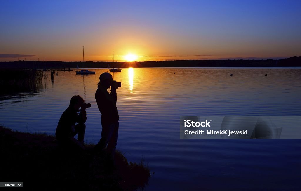 Fotografi e tramonto sul lago di - Foto stock royalty-free di Adolescente