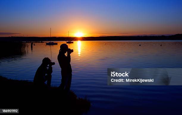 フォトグラファーとの夕暮れの湖の - 2人のストックフォトや画像を多数ご用意 - 2人, オレンジ色, カメラ