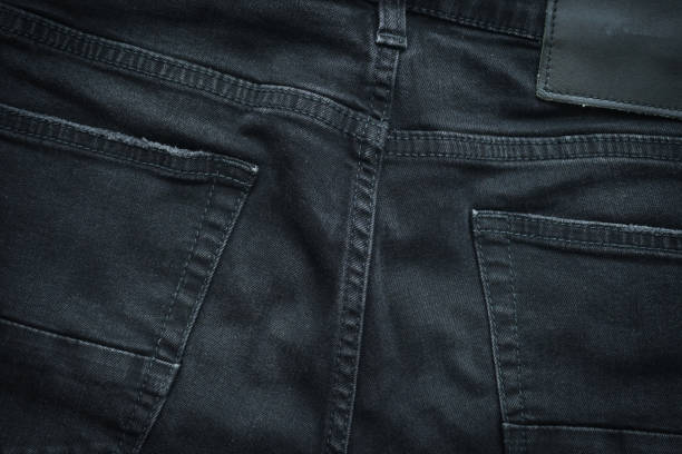 schwarze denim-kleidung textur hintergrund, textil der hosenmode - leather patch denim jeans stock-fotos und bilder