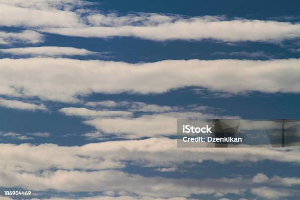 Photo libre de droit de Un Ciel Bleu Et Nuages banque d'images et plus d'images libres de droit de Beauté de la nature - Beauté de la nature, Bleu, Espace texte