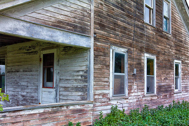 istock Abandoned and Dilapidated House 186908589