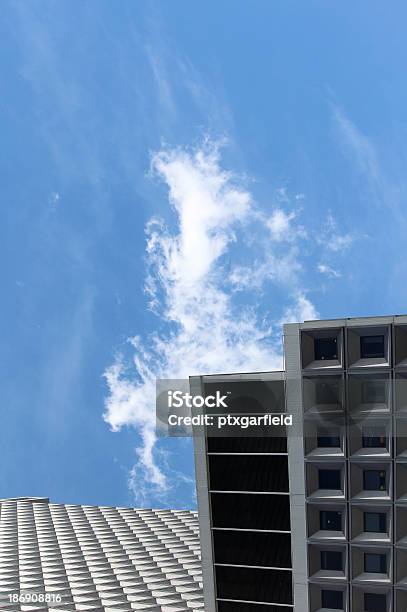 Edifícios De Escritórios Modernos E Arranhacéu De Fundo - Fotografias de stock e mais imagens de Ao Ar Livre