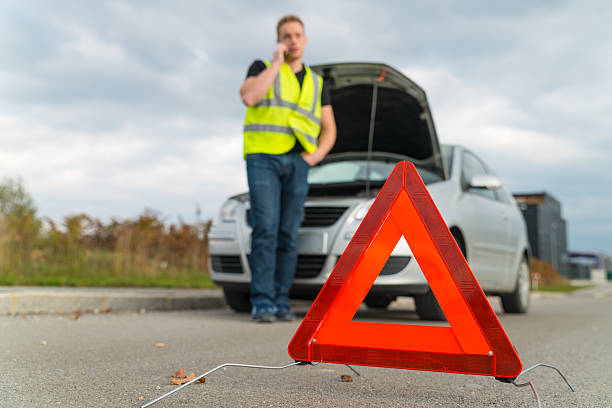 triangle d'avertissement rouge - service land vehicle warning sign road photos et images de collection
