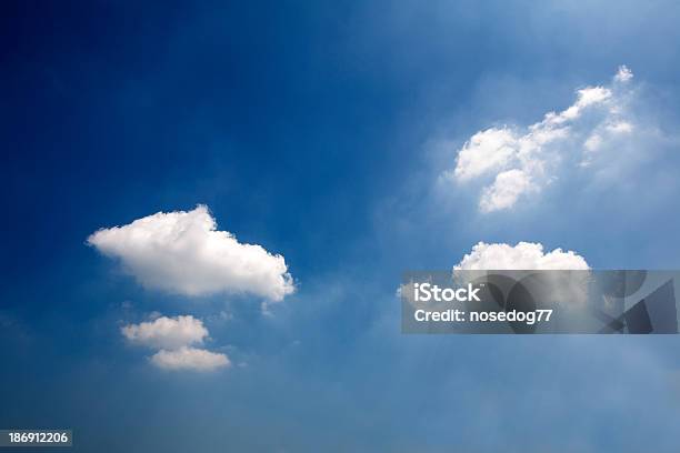 Céu Azul - Fotografias de stock e mais imagens de Ao Ar Livre - Ao Ar Livre, Azul, Beleza natural