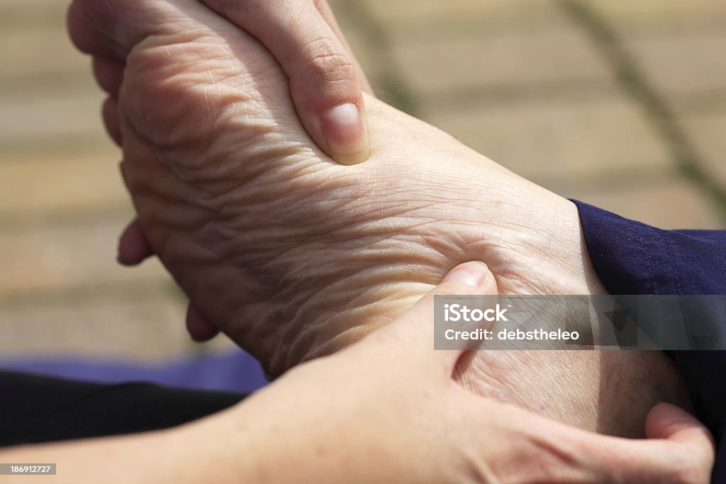 Masaje del pie - Foto de stock de Articulación libre de derechos