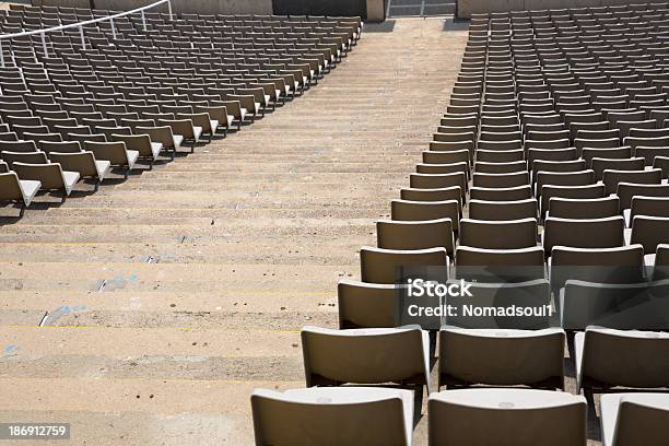 Photo libre de droit de Sièges Du Stade banque d'images et plus d'images libres de droit de A l'abandon - A l'abandon, Architecture, Ballon de football