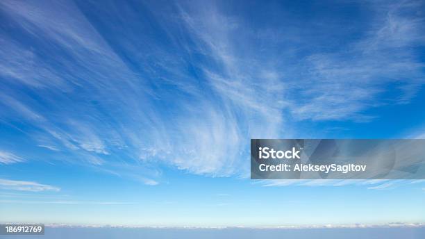 Hermoso Cirrus Nubes Foto de stock y más banco de imágenes de Abstracto - Abstracto, Aire libre, Azul