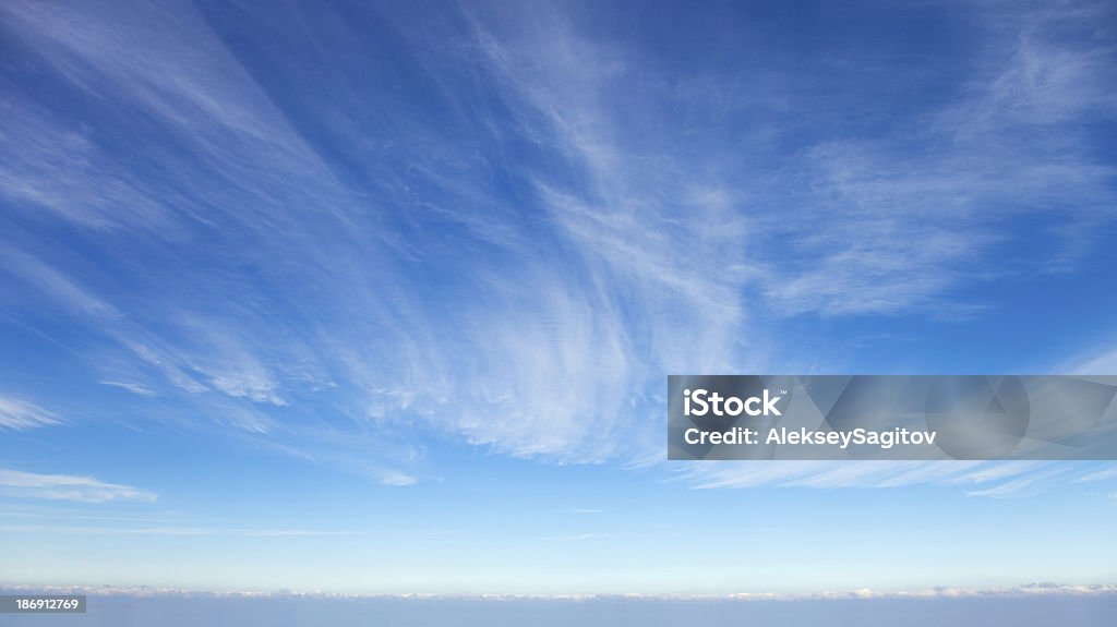 Bellissime nuvole di cirro - Foto stock royalty-free di Ambientazione esterna