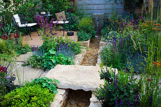 patio con jardín - building feature fotografías e imágenes de stock