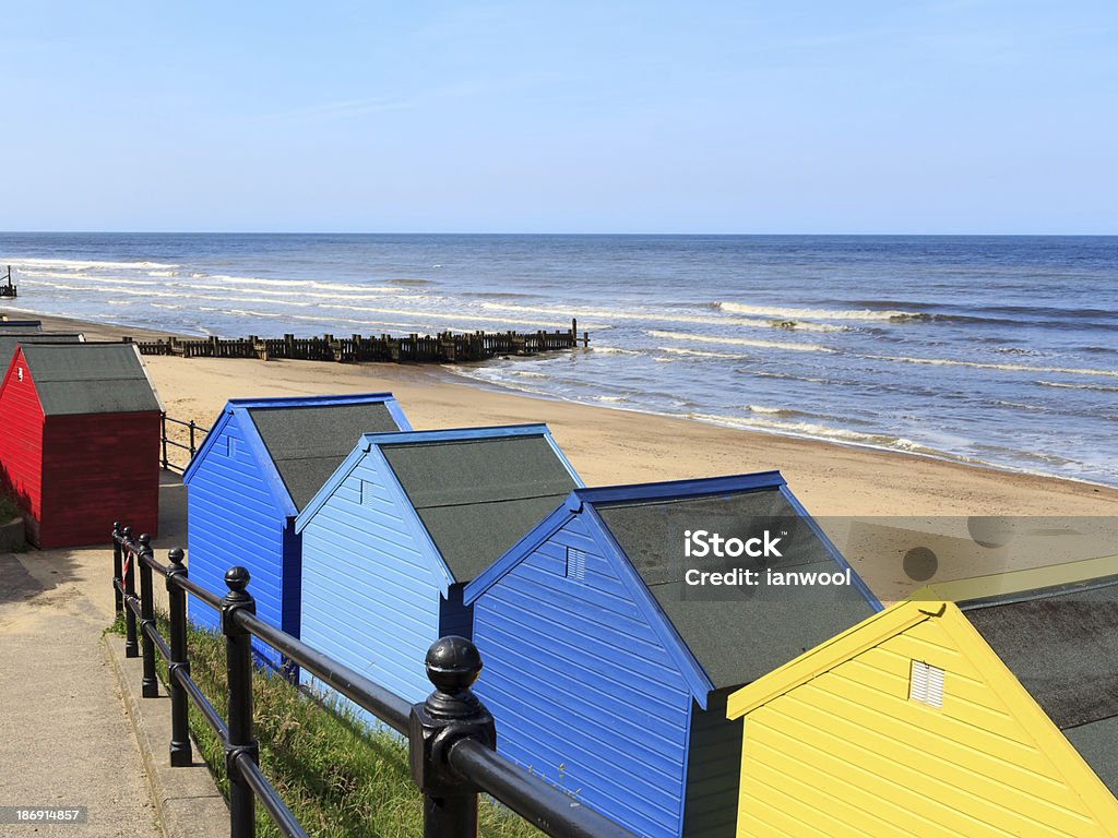 Mundesley cabanas na praia de Norfolk Inglaterra - Foto de stock de Cabana de Praia royalty-free