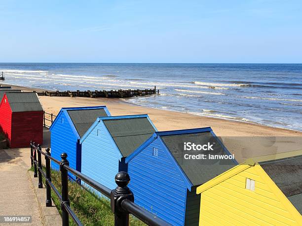 Foto de Mundesley Cabanas Na Praia De Norfolk Inglaterra e mais fotos de stock de Cabana de Praia - Cabana de Praia, Calçadão, Características do litoral