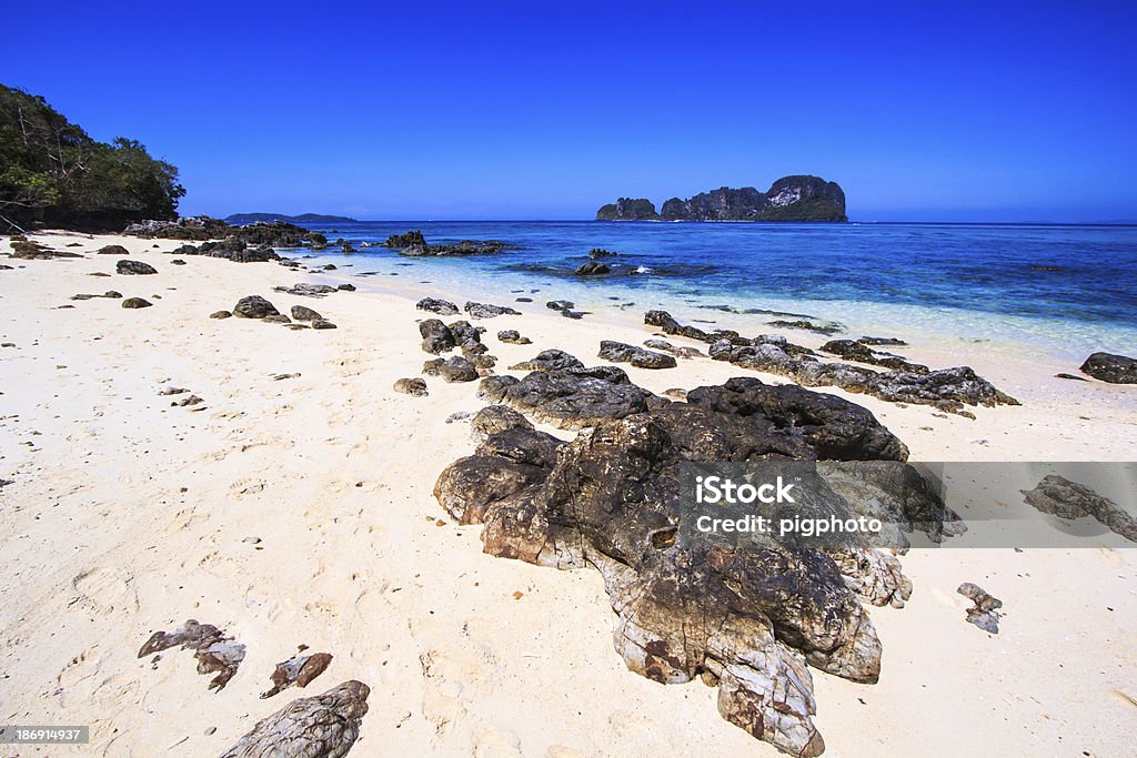 Rocas en la playa de la isla de bambú Asia Tailandia - Foto de stock de Agua libre de derechos