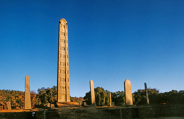 обелиск aksum королевства, эфиопия - scarp стоковые фото и изображения