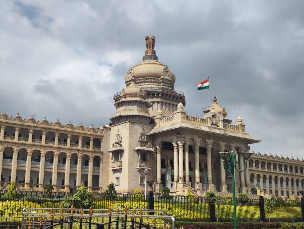 здание правительства индии - bangalore india parliament building building exterior стоковые фото и изобра�жения