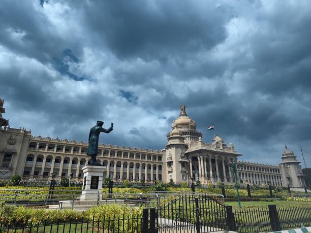 здание правительства индии - bangalore india parliament building building exterior стоковые фото и изображения