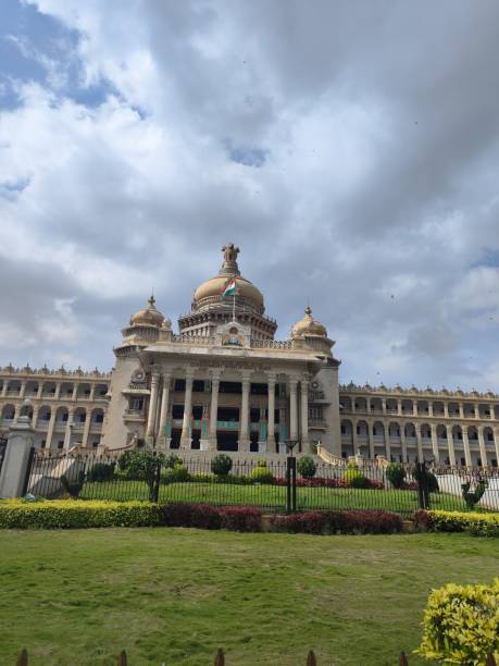 здание правительства индии - bangalore india parliament building building exterior стоковые фото и изображения
