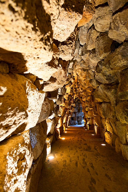 nuraghe santu antine tunnel - nuragic photos et images de collection