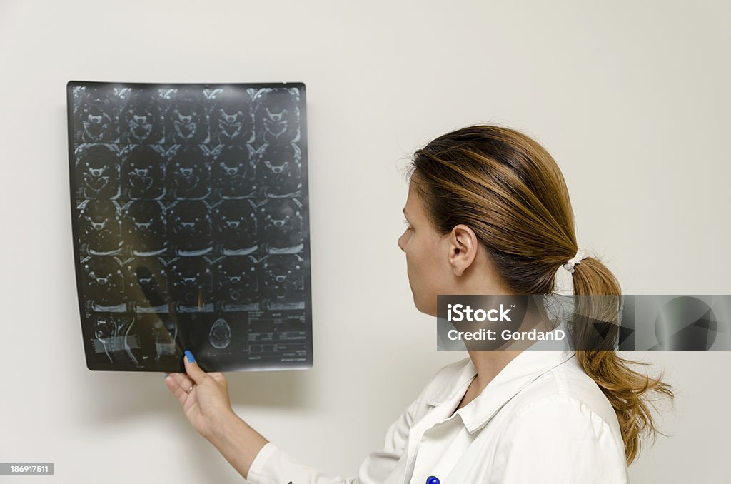 Doctora revisando un Sr. - Foto de stock de 20 a 29 años libre de derechos