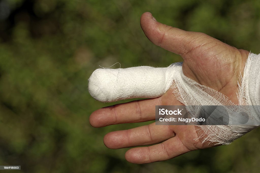 Weiße Medikament bandage auf die Verletzungen hand finger - Lizenzfrei Armschlinge Stock-Foto