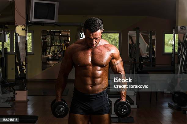 Bodybuilder Fazendo Peso Pesado Exercício Para Biceps Com Haltere - Fotografias de stock e mais imagens de Adulto