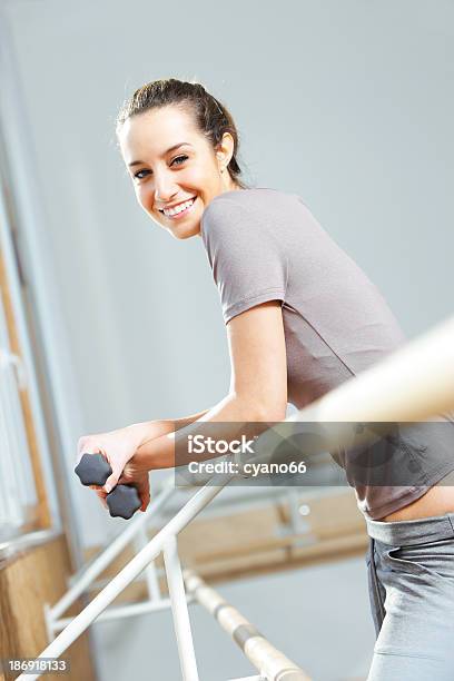 Retrato De Uma Jovem Mulher Atraente Relaxado Após O Exercício - Fotografias de stock e mais imagens de 20-24 Anos