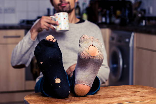 homem com desgaste meias com café na cozinha - sewing foot imagens e fotografias de stock