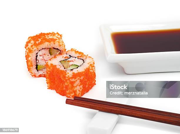 Photo libre de droit de Sushi Avec Baguettes Isolé Sur Fond Blanc banque d'images et plus d'images libres de droit de Aliment - Aliment, Avocat - Légume, Baguettes chinoises