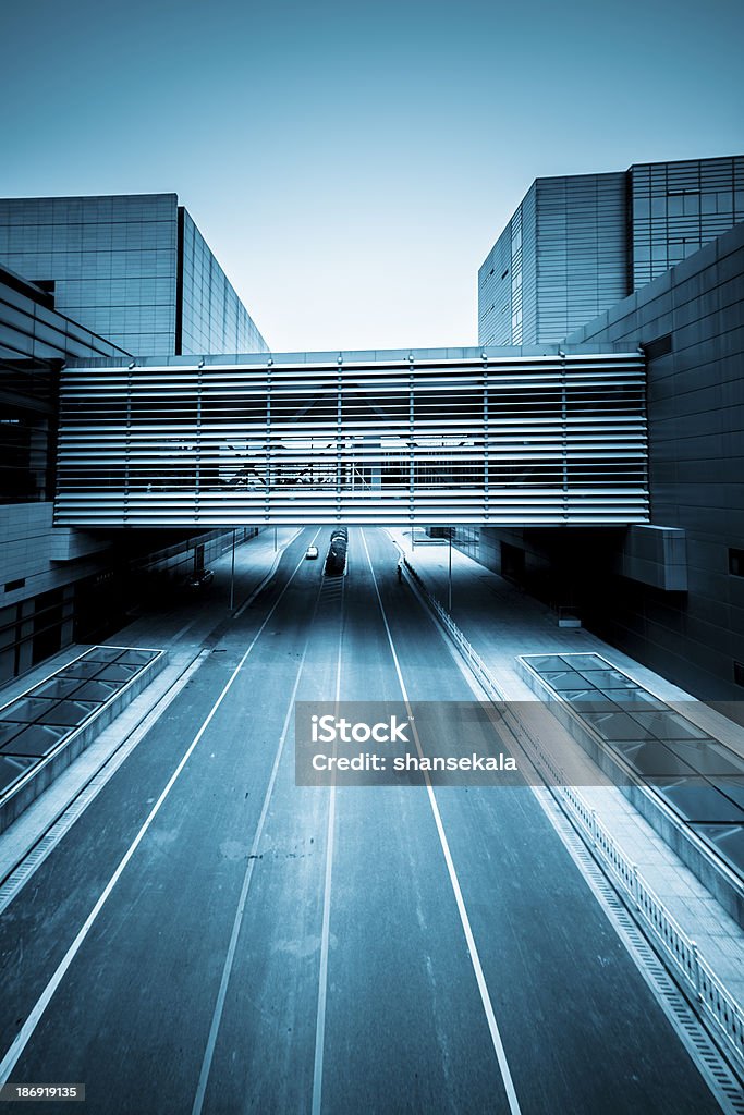 road und fahren Sie durch die Moderne Bürogebäude - Lizenzfrei Abflugbereich Stock-Foto