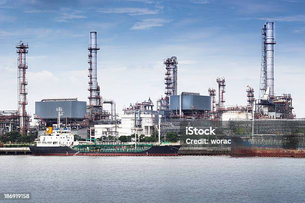 Fabryka Rafinerii Ropy Naftowej - zdjęcia stockowe i więcej obrazów Benzyna - Benzyna, Bez ludzi, Biznes