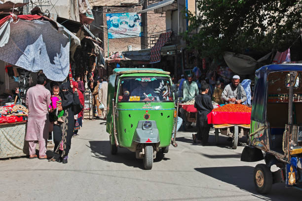 le tuk-tuk, moto-taxi à peshawar, pakistan - asian tribal culture photos photos et images de collection