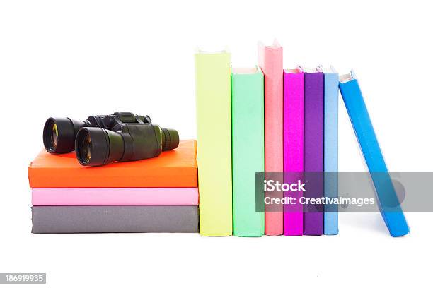 Foto de Livros E Binocular e mais fotos de stock de Aprender - Aprender, Biblioteca, Binóculos