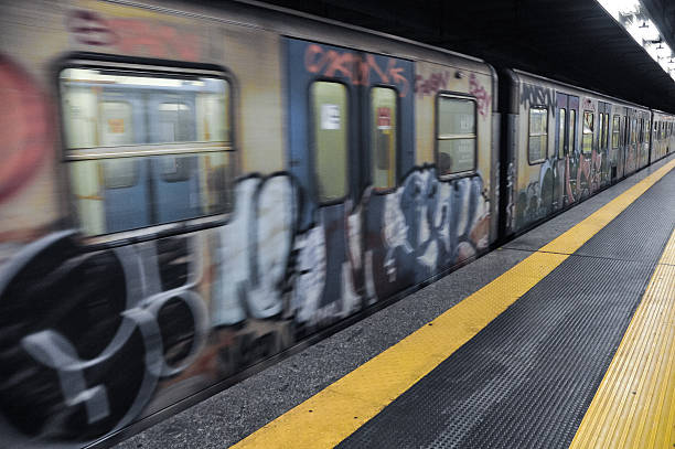 de metrô - train blurred motion nobody subway train - fotografias e filmes do acervo