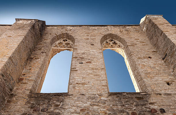 pareti con finestre gotiche di antiche rovine del convento di san brigitte - estonia tallinn old ruin ruined foto e immagini stock