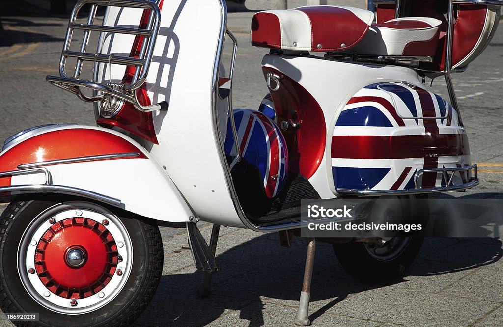 Retro Skuter z silnikiem - Zbiór zdjęć royalty-free (Flaga Wielkiej Brytanii)