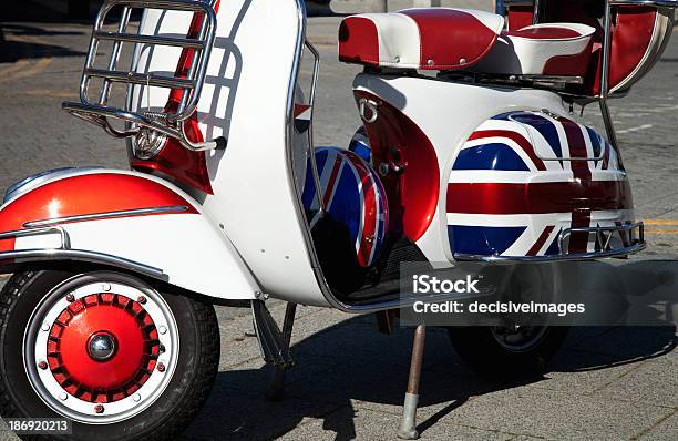 Retro Skuter Z Silnikiem - zdjęcia stockowe i więcej obrazów Flaga Wielkiej Brytanii - Flaga Wielkiej Brytanii, Skuter z silnikiem, Antyczny