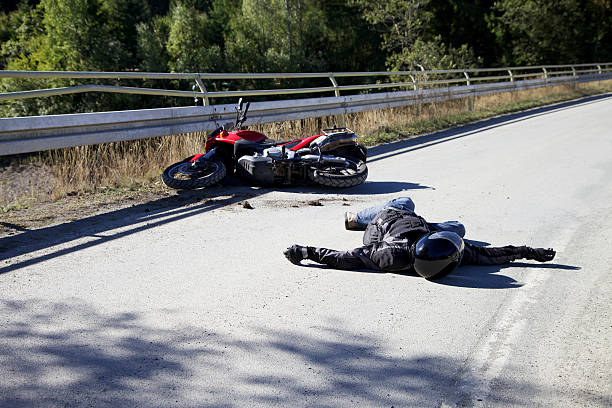 incidente in moto - helmet motorcycle motorized sport crash helmet foto e immagini stock