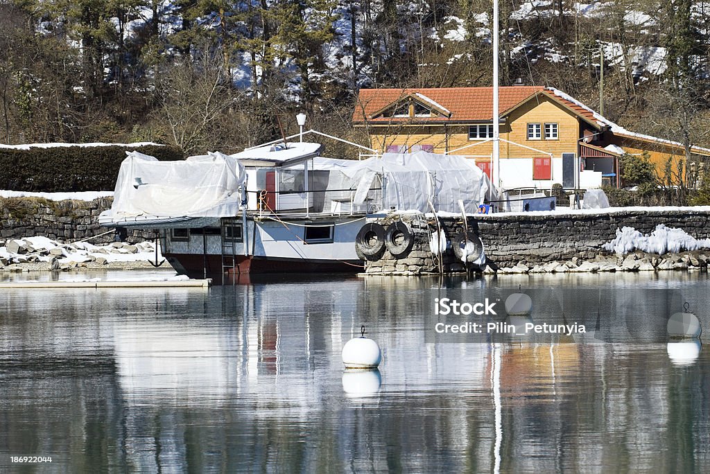 boat dock na casa perto do lago, Interlaken, Suíça - Royalty-free Aldeia Foto de stock