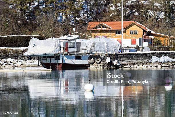 Boat Dock Na Casa Perto Do Lago Interlaken Suíça - Fotografias de stock e mais imagens de Aldeia - Aldeia, Ao Ar Livre, Azul