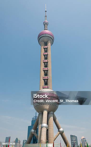 Torre Oriental Pearl - Fotografias de stock e mais imagens de Ao Ar Livre - Ao Ar Livre, Arquitetura, Arranha-céu