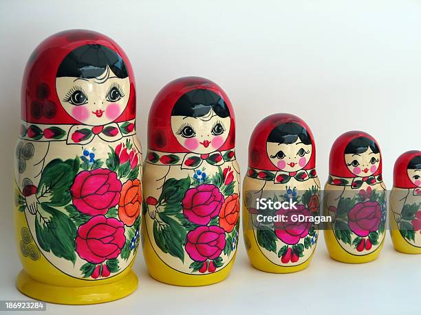 Babushka Foto de stock y más banco de imágenes de Arte - Arte, Arte y artesanía, Artesanía