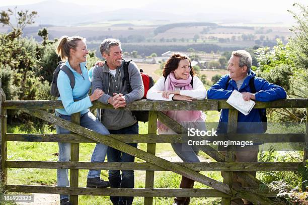 Foto de Grupo De Amigos No País Caminhada e mais fotos de stock de Andar - Andar, Cena Rural, Longa Caminhada