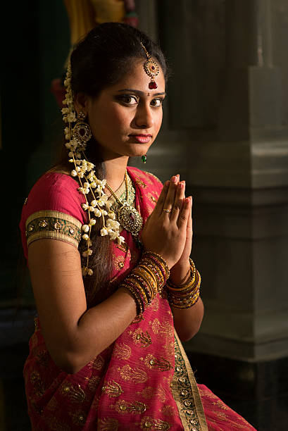 indische frauen beten - bollywood prayer position indian culture indian ethnicity stock-fotos und bilder