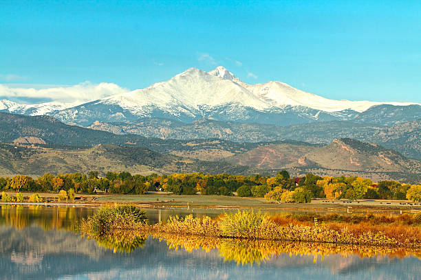 лонгс пик на mcintosh озеро осенью - longs peak стоковые фото и изображения