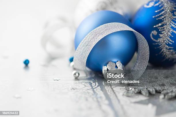 Photo libre de droit de Décoration De Noël Bleu Et Argent banque d'images et plus d'images libres de droit de Bleu - Bleu, Boule de Noël, Blanc