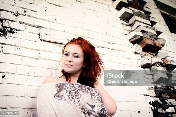 Hermosa Chica Con El Pelo Rojo Contra La Pared De Ladrillo Al Aire Libre Foto de stock y más banco de imágenes de 20-24 años