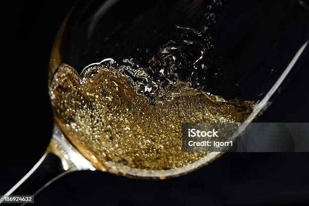 Vino Blanco Foto de stock y más banco de imágenes de Alimento - Alimento, Amarillo - Color, Bebida