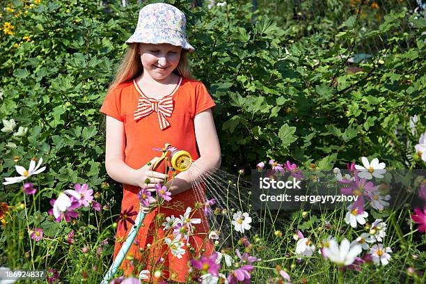 Photo libre de droit de Petite Fille En Train Darroser Des Fleurs banque d'images et plus d'images libres de droit de Arroser - Arroser, Arrosoir, Asperger