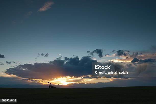 Pumpjack Foto de stock y más banco de imágenes de Acero - Acero, Agricultura, Aire libre