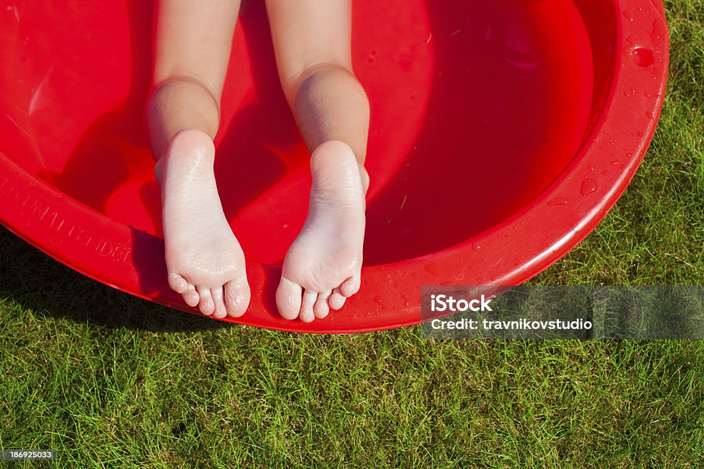 Close-up di una bambina della gamba in piscina - Foto stock royalty-free di Ambientazione esterna